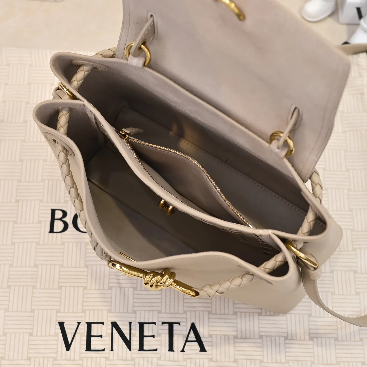 Batch 2060 #Bv New Small Ciao Ciao Handbag Who carried the cute little Ciao Ciao out on the street❣️Made of Dutch Silky Calf calfskin ~ silky to the touch. The leather is thick, and the suede lining is soft and comfortable. The relaxed feeling of stacked smooth leather, the representative woven element shoulder strap, and the perfect embellishment of golden buckles💥The unique bag shape is casual and exquisite, and super practical☄️Carry Ciao Ciao to accompany you in various occasions, and be the most stylish you🎀 Size: 26x19x10.5 Style No. 5835#